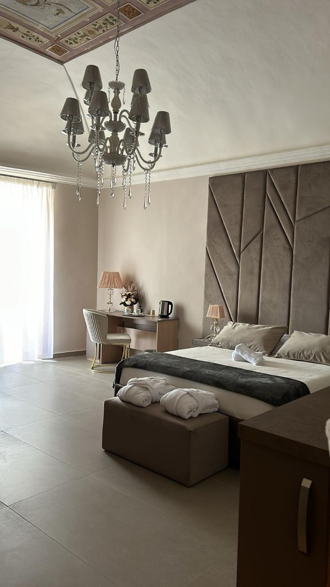 B&B Suites&Rooms Piazza Dei Martiri 卡塔尼亚 外观 照片