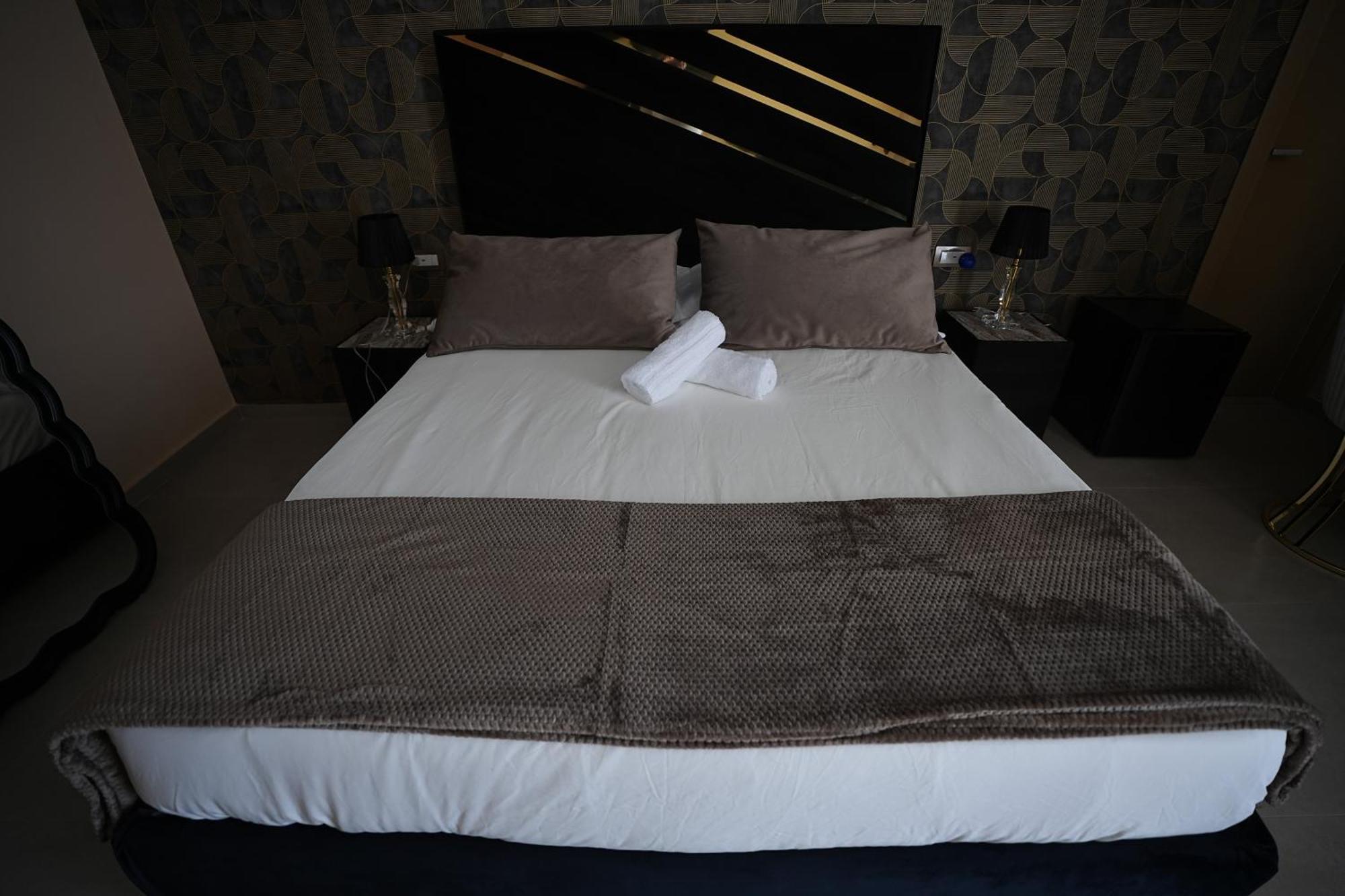 B&B Suites&Rooms Piazza Dei Martiri 卡塔尼亚 外观 照片